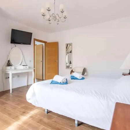 Teresa Villa *